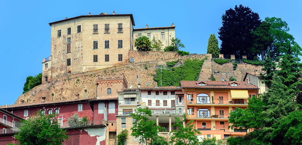 vista del comune di Castellinaldo e del suo castello